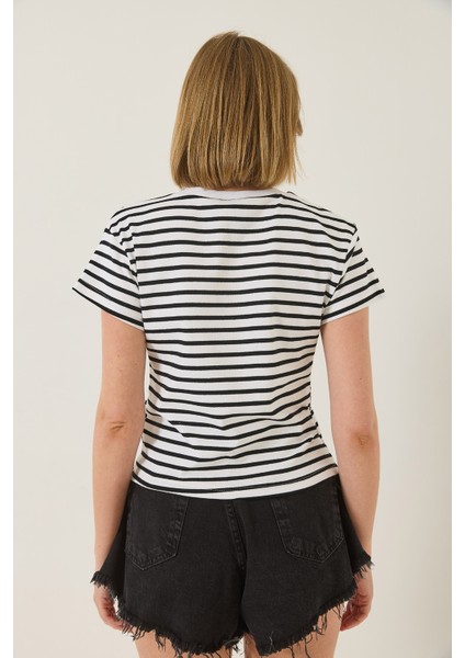 Kadın V Yaka Çizgili Rahat Kalıp Basic T-Shirt fiyatları