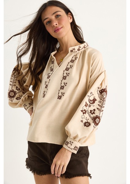 Kadın Yakası Bağlamalı Nakış Işlemeli Yazlık Gömlek