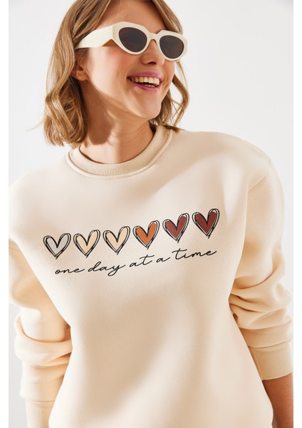 Kadın Üç Iplik Şardonlu Renkli Kalp Baskılı Sweatshirt Mbhs