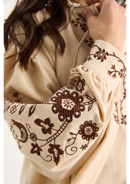 Kadın Yakası Bağlamalı Nakış Işlemeli Yazlık Gömlek modelleri