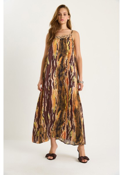 Kadın Yakası Aksesuar Detaylı Ince Askılı Saten Elbise modelleri