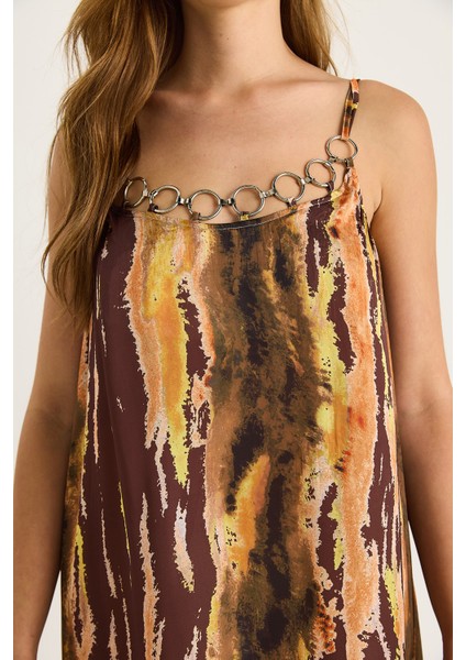 Kadın Yakası Aksesuar Detaylı Ince Askılı Saten Elbise fırsatları