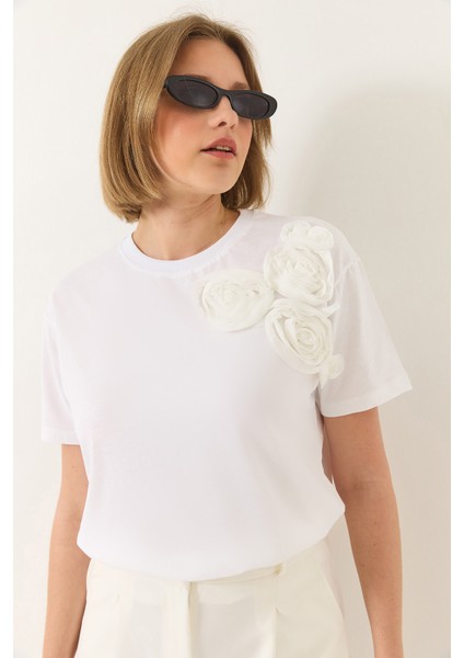 Kadın Çiçek Aksesuarlı Regular Bisiklet Yaka T-Shirt