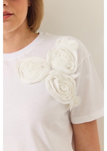 Kadın Çiçek Aksesuarlı Regular Bisiklet Yaka T-Shirt fiyatları