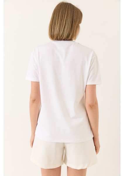 Kadın Çiçek Aksesuarlı Regular Bisiklet Yaka T-Shirt modelleri