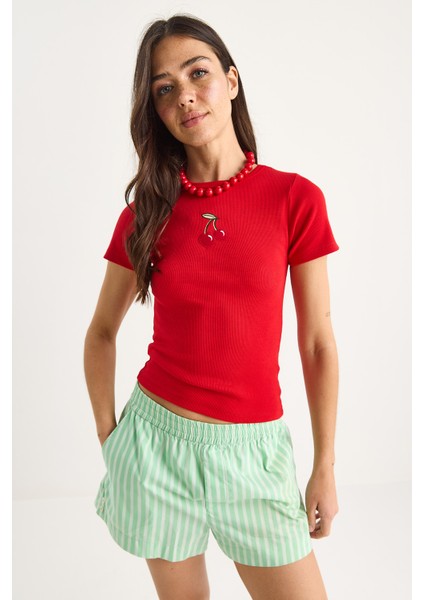 Kadın Kiraz Nakışlı Fitilli Basic Crop T-Shirt fiyatları