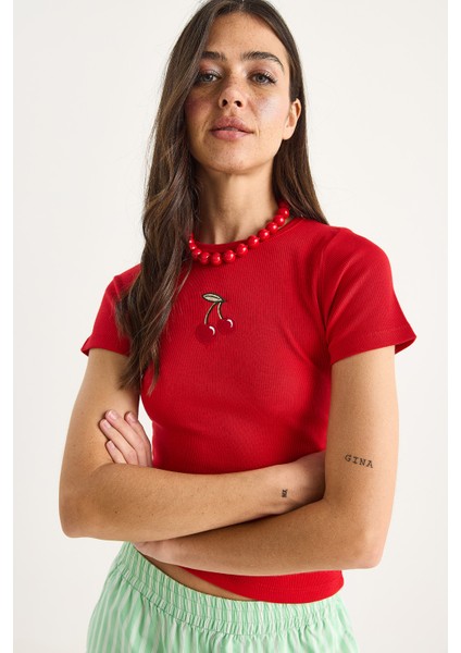 Kadın Kiraz Nakışlı Fitilli Basic Crop T-Shirt fırsatları
