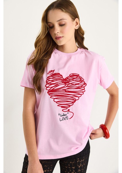 Kadın Pamuklu Kısa Kollu Bisiklet Yaka Kalp Nakışlı T-Shirt fiyatları