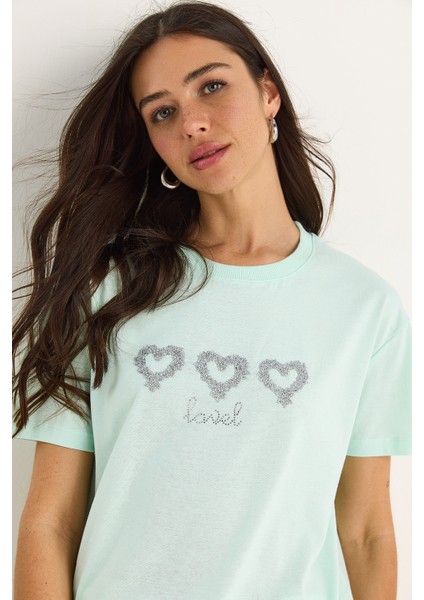 Kadın Taşlı Kalp Aksesuarlı Normal Kalıp Pamuklu T-Shirt