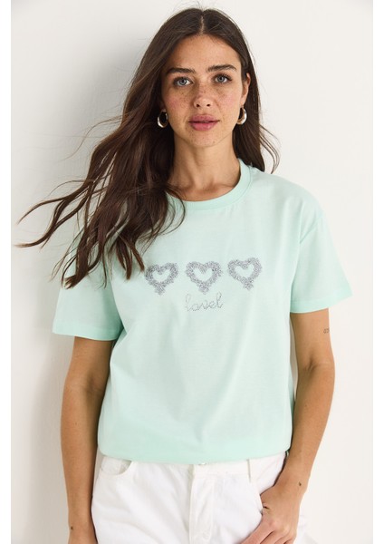 Kadın Taşlı Kalp Aksesuarlı Normal Kalıp Pamuklu T-Shirt fiyatları