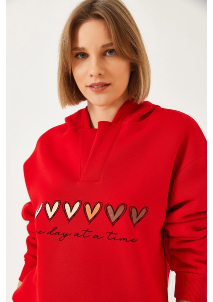 Kadın Kapişonlu Üç Iplik Şardonlu Renkli Kalp Baskılı Sweatshirt