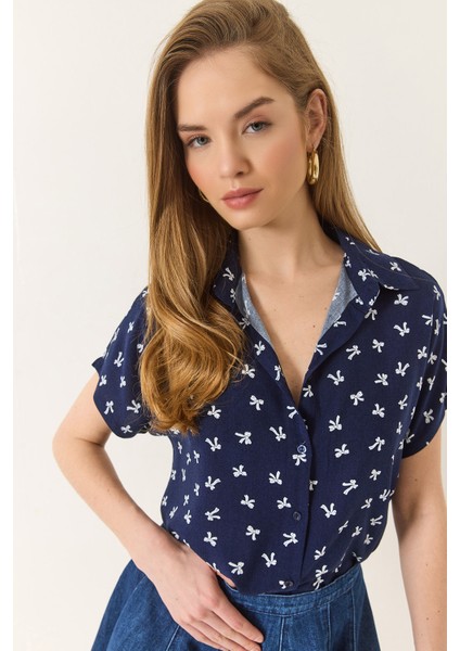 Kadın Minimal Desenli Kısa Yarasa Kollu Viskon Gömlek