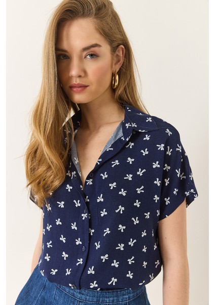 Kadın Minimal Desenli Kısa Yarasa Kollu Viskon Gömlek fırsatları