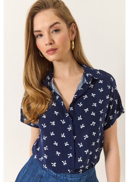 Kadın Minimal Desenli Kısa Yarasa Kollu Viskon Gömlek