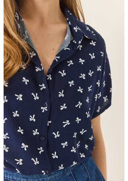 Kadın Minimal Desenli Kısa Yarasa Kollu Viskon Gömlek