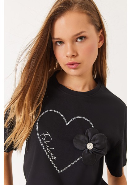 Kadın Kalpli Taş Baskılı Çiçek Aksesuarlu Bisiklet Yaka Pamuklu T-Shirt
