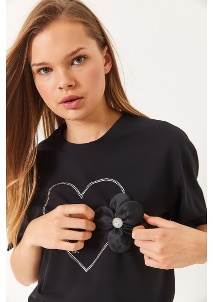 Kadın Kalpli Taş Baskılı Çiçek Aksesuarlu Bisiklet Yaka Pamuklu T-Shirt fiyatları