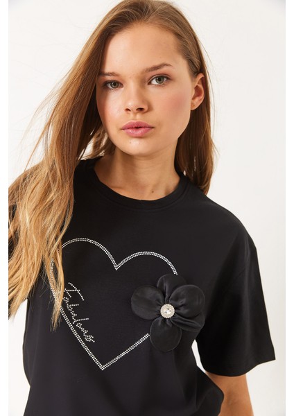 Kadın Kalpli Taş Baskılı Çiçek Aksesuarlu Bisiklet Yaka Pamuklu T-Shirt fırsatları