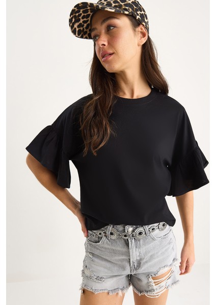 Kadın Kolları Fırfırlı Bisiklet Yaka Pamuklu T-Shirt