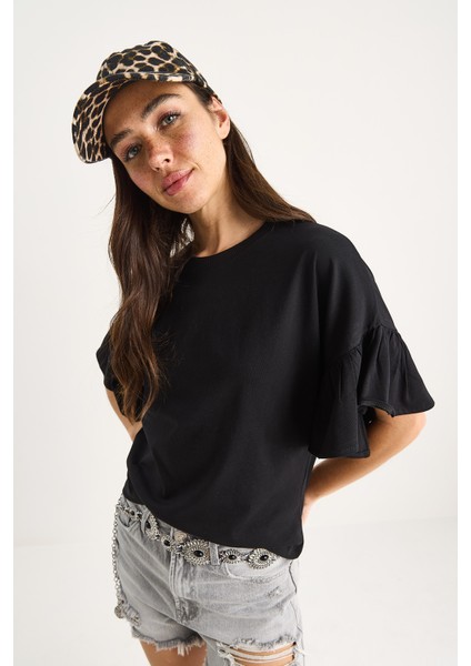 Kadın Kolları Fırfırlı Bisiklet Yaka Pamuklu T-Shirt fiyatları