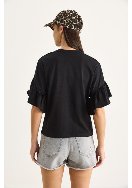 Kadın Kolları Fırfırlı Bisiklet Yaka Pamuklu T-Shirt