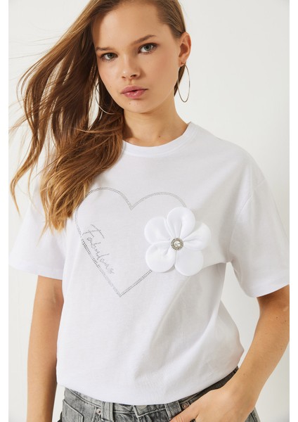 Kadın Kalpli Taş Baskılı Çiçek Aksesuarlu Bisiklet Yaka Pamuklu T-Shirt