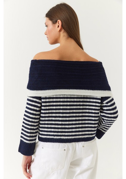 Kadın Degaje Yaka Çizgili Kazak fırsatları