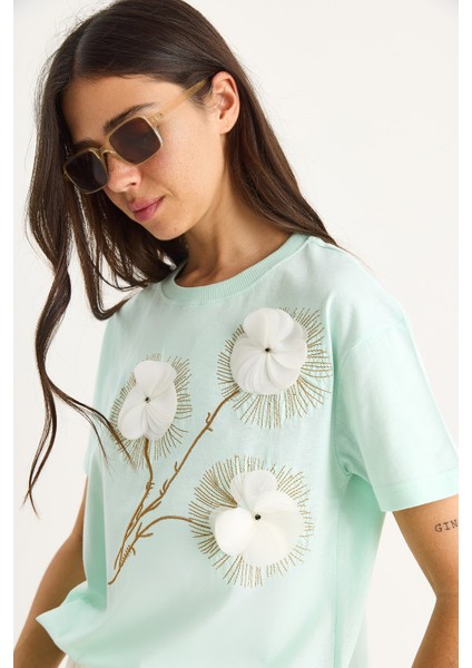 Kadın Bisiklet Yaka Kısa Kollu Nakışlı Kabartma Aksesuarlı T-Shirt