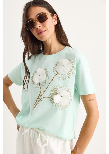 Kadın Bisiklet Yaka Kısa Kollu Nakışlı Kabartma Aksesuarlı T-Shirt fiyatları