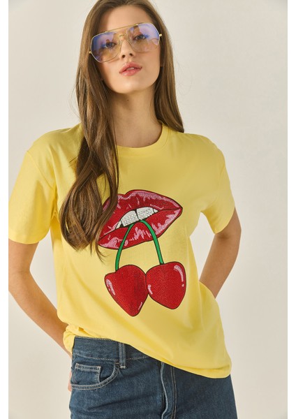Kadın Cherry Lips Baskılı Taş Detaylı Normal Kalıp T-Shirt