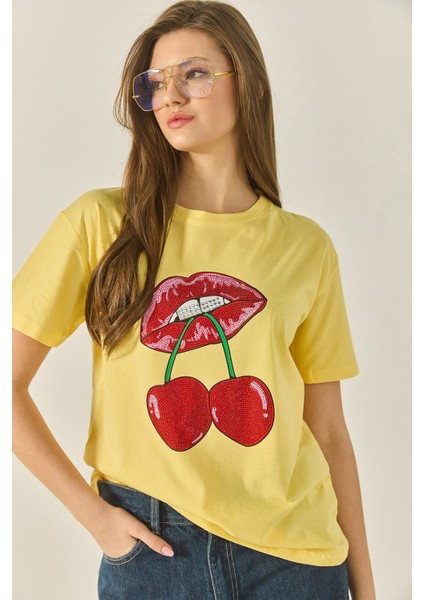 Kadın Cherry Lips Baskılı Taş Detaylı Normal Kalıp T-Shirt fiyatları