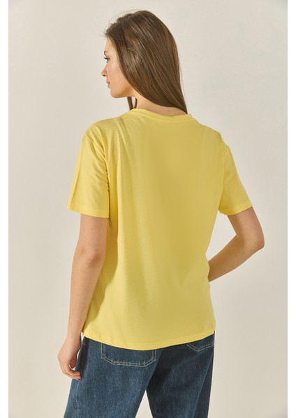 Kadın Cherry Lips Baskılı Taş Detaylı Normal Kalıp T-Shirt modelleri