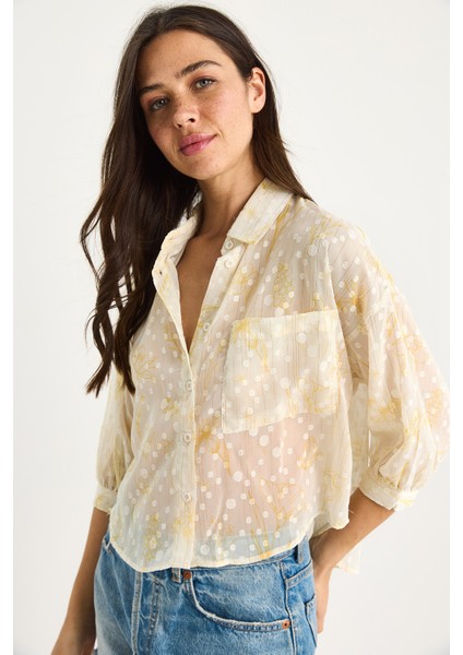 Kadın Kendinden Çiçek Desenli Yarım Kollu Tek Cep Detaylı Jakarlı Transparan Gömlek