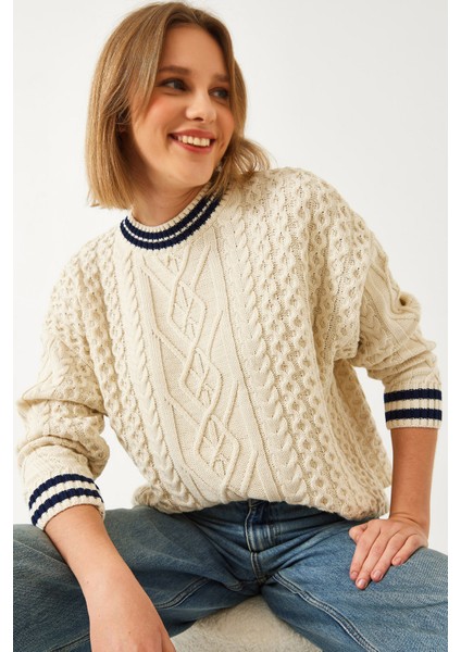 Kadın Yakası Çizgili Saç Örgülü Triko Kazak