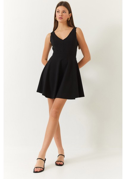 Kadın V Yaka Sırt Dekolteli Mini Elbise