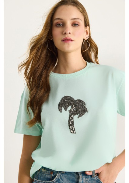 Kadın % Pamuk Bisiklet Yaka Palmiye Taş Aksesuarlı Rahat Kalıp T-Shirt