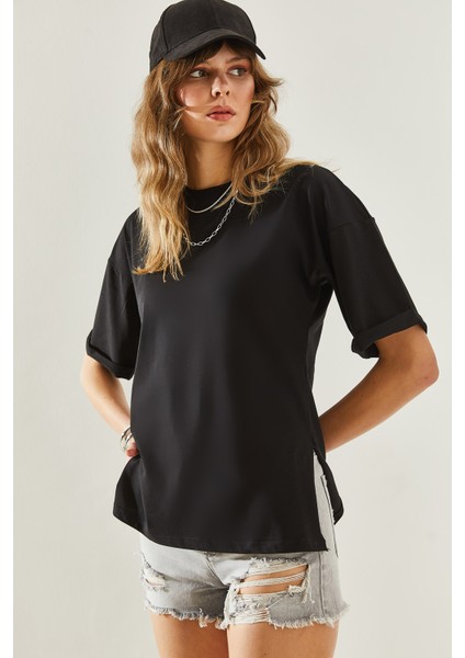 Kadın Yandan Yırtmaçlı Kol Katlama Detaylı Bisiklet Yaka Kısa Kollu Basic T-Shirt