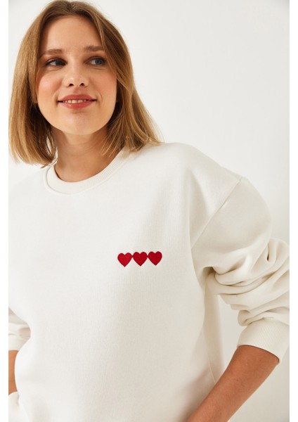 Kadın Kalp Nakışlı Şardonlu Sweatshirt fiyatları
