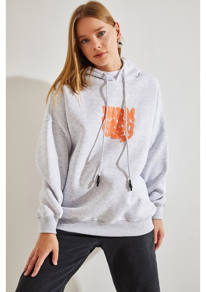 Kadın Kapişonlu Üç Iplik Şardonlu Önü ve Arkası Baskılı Oversize Sweatshirt