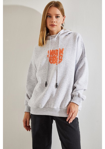 Kadın Kapişonlu Üç Iplik Şardonlu Önü ve Arkası Baskılı Oversize Sweatshirt fiyatları