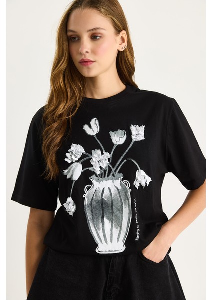 Kadın Bisiklet Yaka Kısa Kollu Çiçek Baskılı Pul Detaylı T-Shirt modelleri