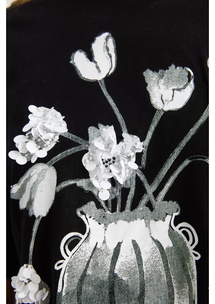 Kadın Bisiklet Yaka Kısa Kollu Çiçek Baskılı Pul Detaylı T-Shirt