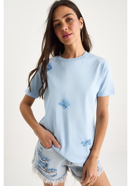 Kadın Kelebek Aksesuarlı Bisiklet Yaka Pamuklu T-Shirt fiyatları