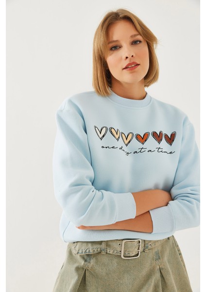 Kadın Üç Iplik Şardonlu Renkli Kalp Baskılı Sweatshirt Mbhs fiyatları