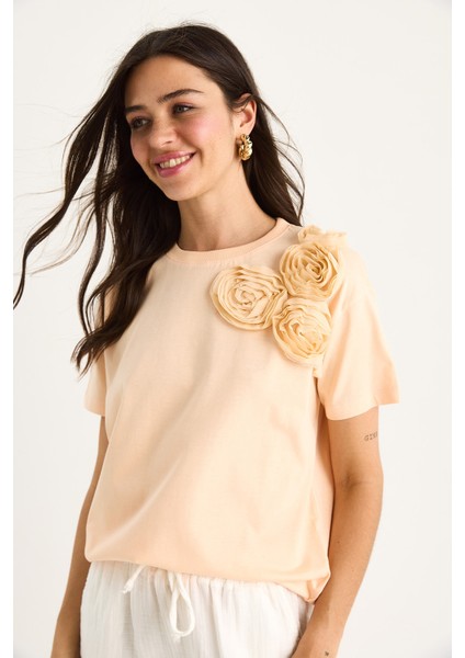 Kadın Çiçek Aksesuarlı Regular Bisiklet Yaka T-Shirt modelleri