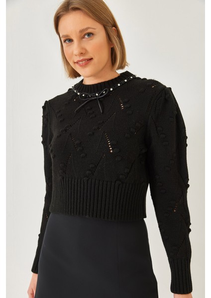 Kadın Yakası Boncuklu Fiyonklu Triko Kazak