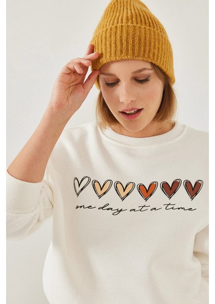 Kadın Üç Iplik Şardonlu Renkli Kalp Baskılı Sweatshirt Mbhs fiyatları