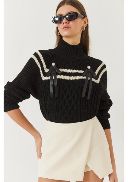 Kadın Yakası Taşlı Fiyonklu Triko Kazak