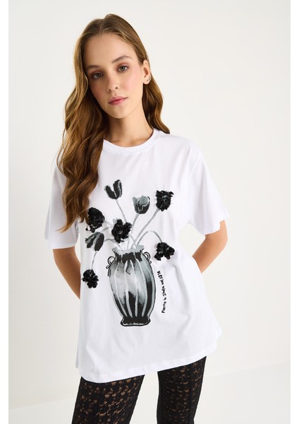 Kadın Bisiklet Yaka Kısa Kollu Çiçek Baskılı Pul Detaylı T-Shirt fiyatları