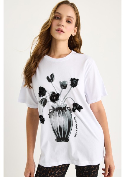 Kadın Bisiklet Yaka Kısa Kollu Çiçek Baskılı Pul Detaylı T-Shirt indirimleri